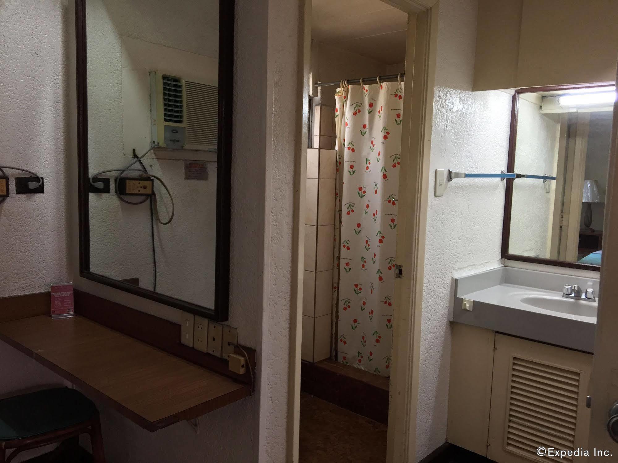 Broadway Court Apartelle 4Th Street Manilla Buitenkant foto